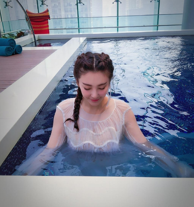 张雨绮|张雨绮参加活动领口大开，弯腰不用手捂，被吐槽缺乏安全意识