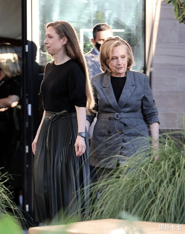 睡眠|克林顿夫妇久违露面，他大病后胖了好多，74岁希拉里穿得花枝招展