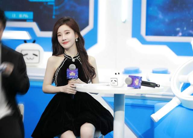 冯提莫|冯提莫斩获新年第一奖，手捧三个奖杯粉丝分分道贺