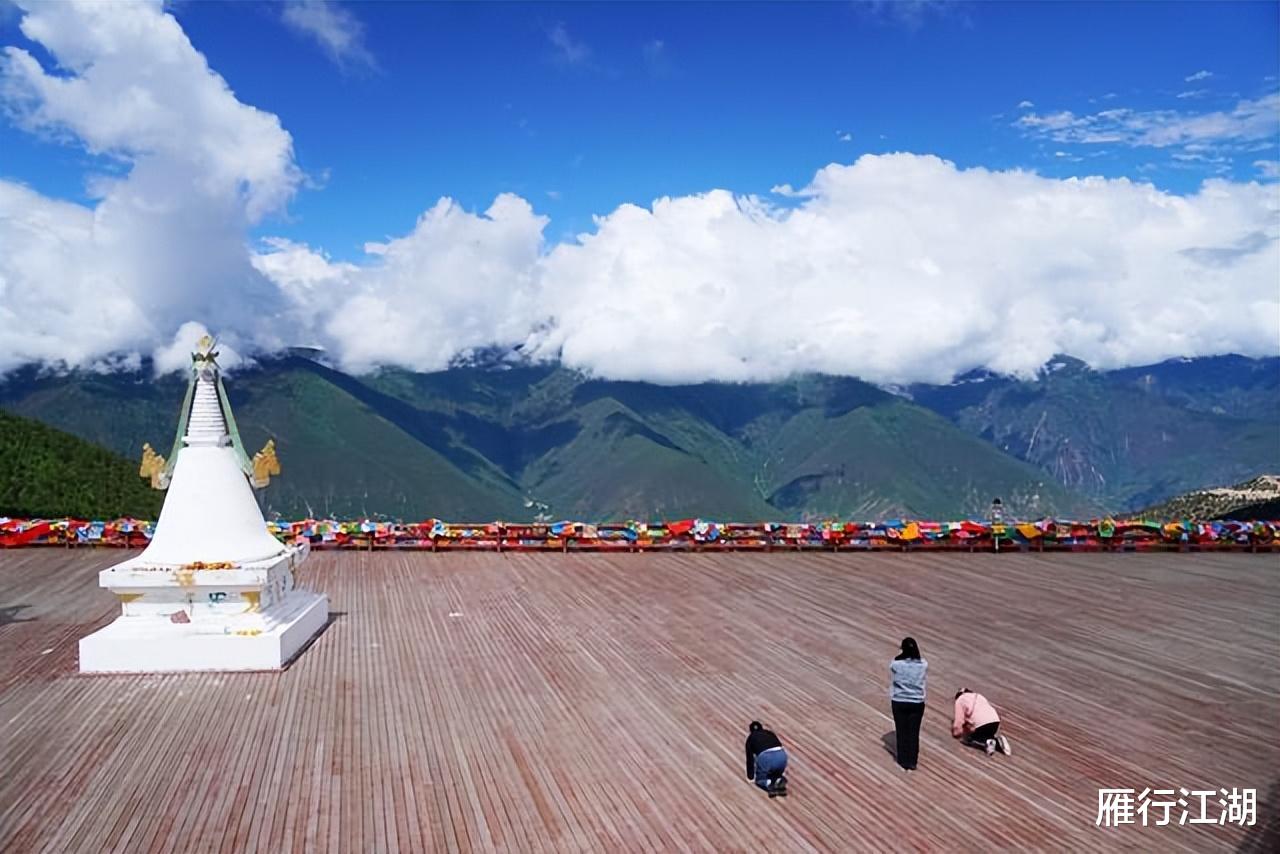 梅里雪山|世界上最凶险的雪山，位于云南，日照金山是摄影人梦寐以求的画面
