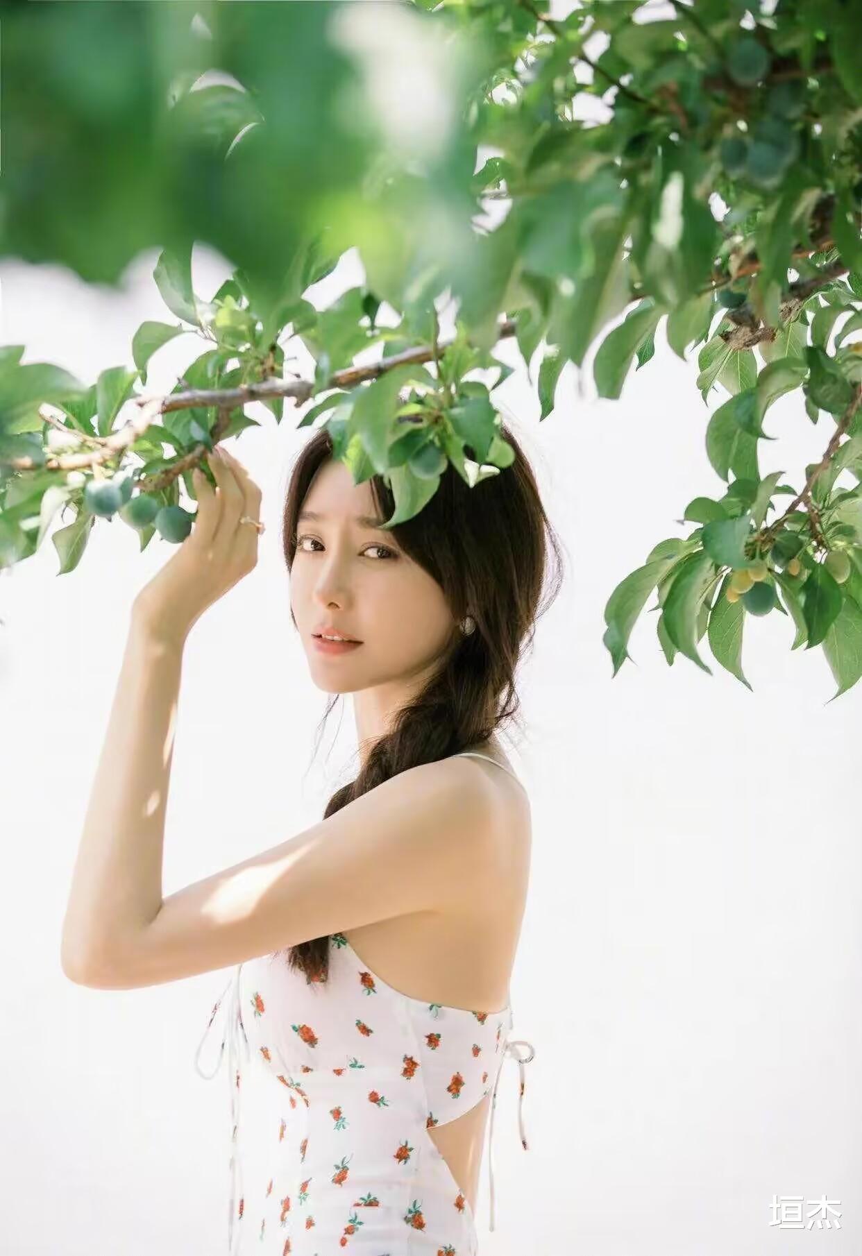 秦岚|秦岚真有43岁？穿上“碎花裙”比20岁还像20岁，太好看了