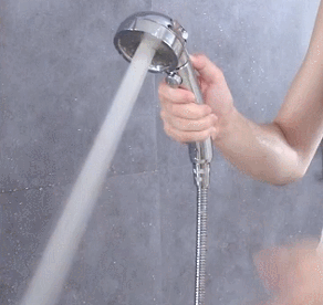 水龙头里的水流小,维修工人让我自己动手,五分钟就修好了