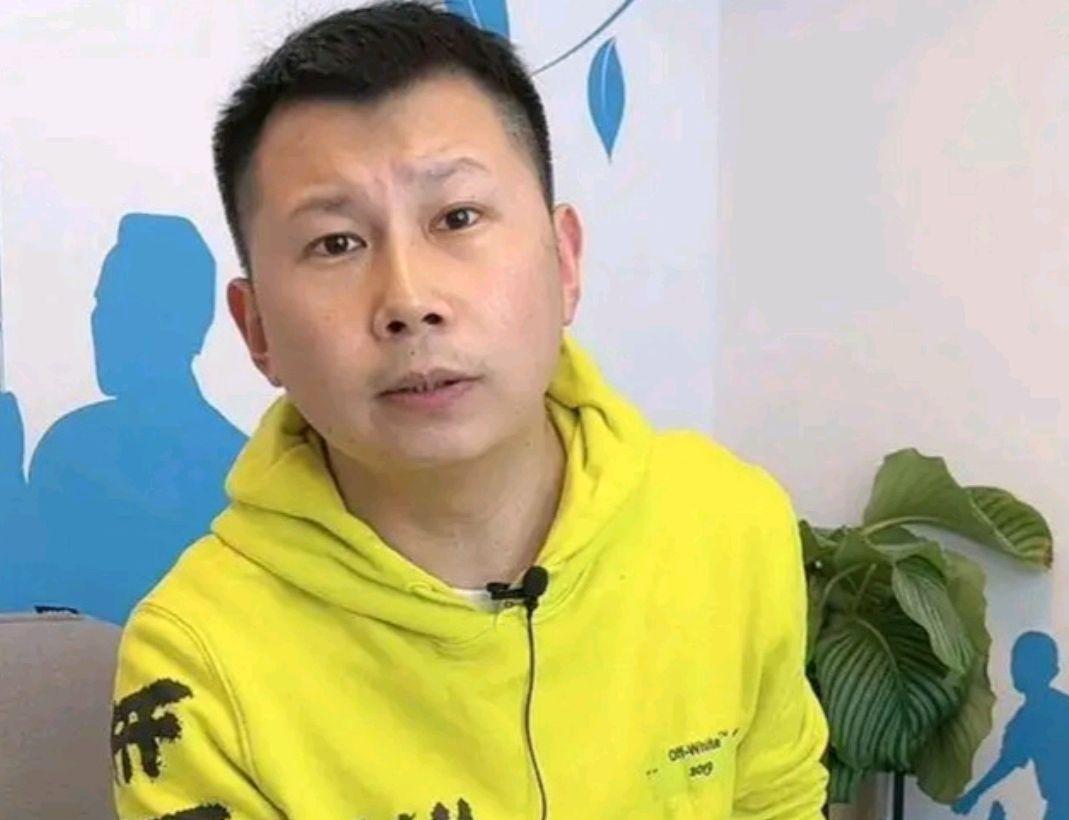 何云伟|何云伟有反骨？和郭德纲闹翻又和李菁裂穴，习惯性叛逆？