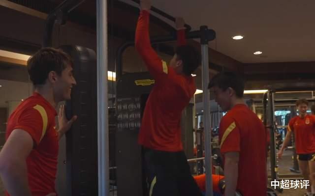 扬科维奇|好教练！扬科维奇每天6点半起床：陪体脂超标U23国脚加练！