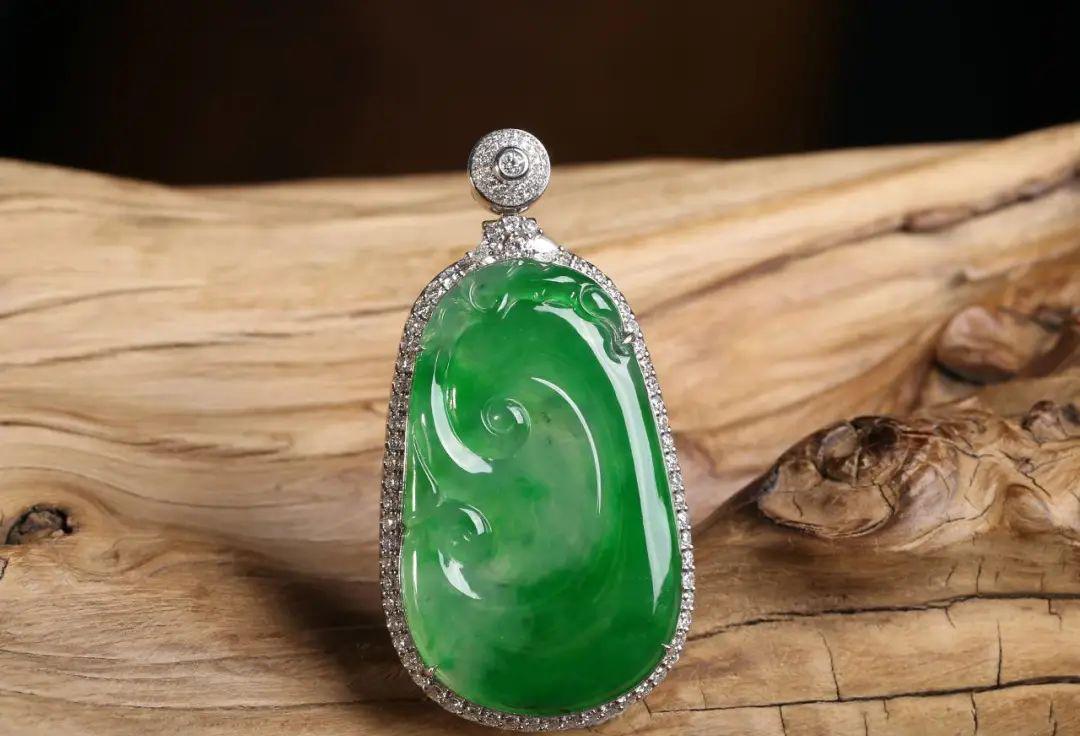 翡翠|俏艳辣阳 高贵典雅——冰种飘辣阳绿翡翠如意18k金镶钻吊坠