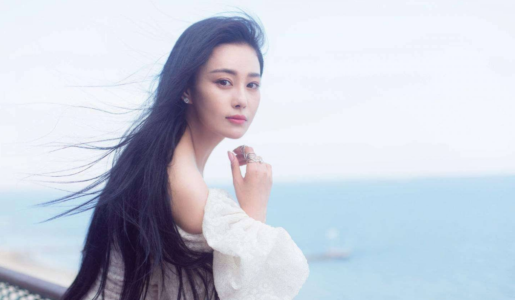 张馨予|张馨予为何不顾一切，甘愿放弃5000万年薪，也要嫁给何捷？