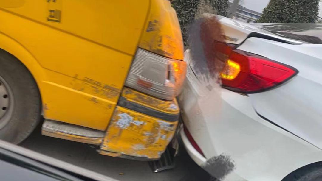 梧州市毅德城发生快递车追尾小车事件，到底是谁的错？