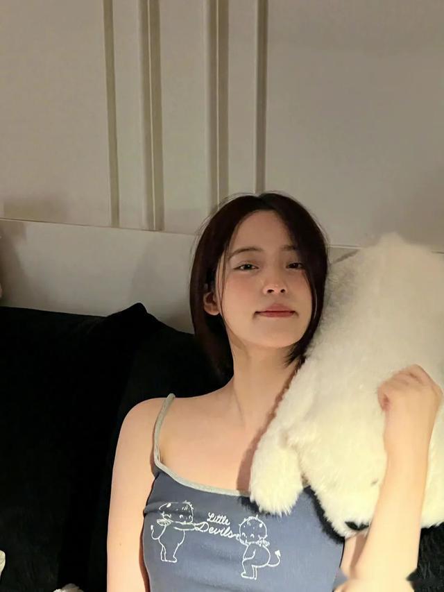 欧阳娜娜 想要暖暖的氛围感，当然要看欧阳娜娜啊