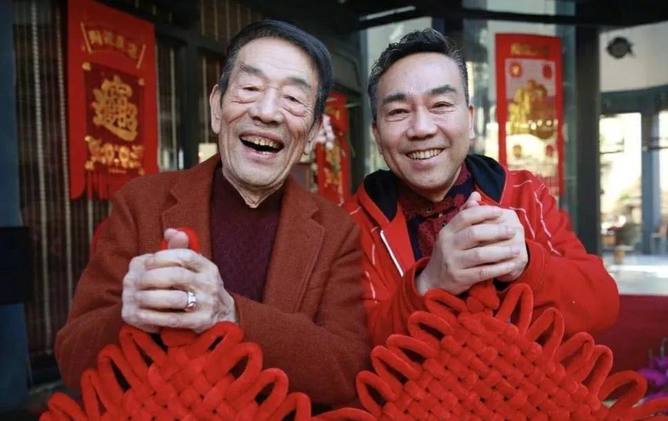 杨少华|90岁杨少华被曝街头摆摊，和蔼可亲满脸笑容，满桌子串儿引人注目