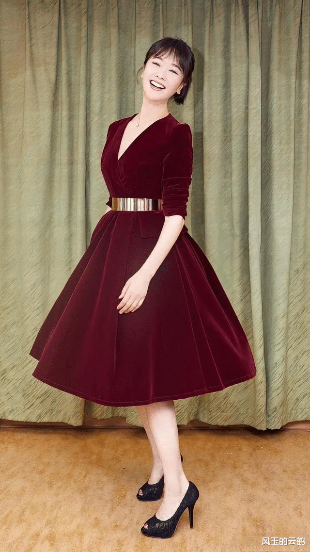 左小青|左小青，气质迷人，丰满身材，成熟女人之美