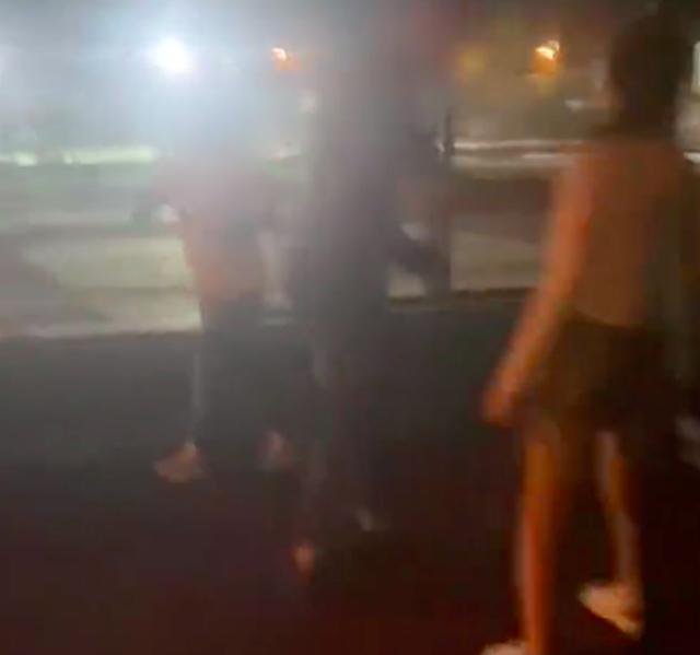 女子体育场散步遭直播男强行搂抱,当事人:他道歉了,但出了派出所说话还是很难听