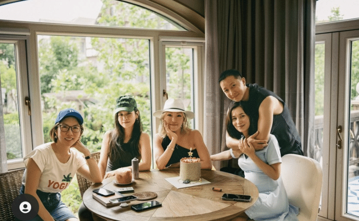 卢靖姗|韩庚横店打高尔夫球，卢靖姗孕晚期做产检练瑜伽，手扶腰肢肚大如箩