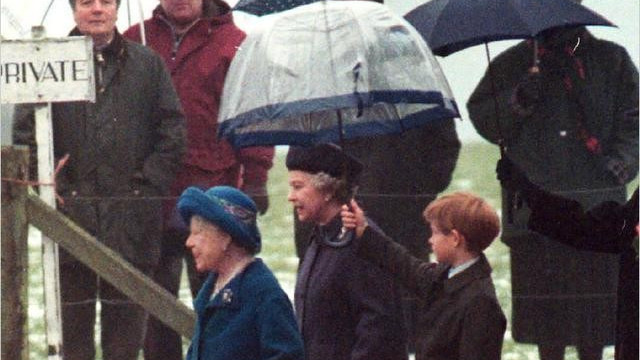 |祖孙情：1995年11岁的哈里为祖母女王撑伞，25年后他给梅根打伞