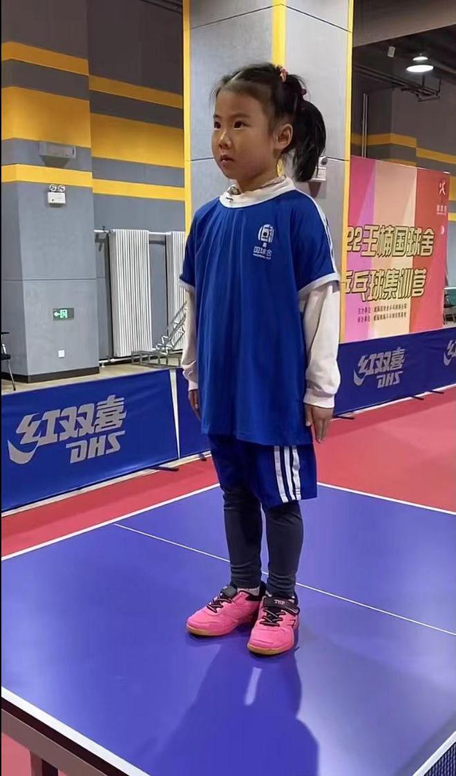 周琦|王楠女儿庆生后犯错，罚站12分钟，眼中含泪，教练不满，爸爸表态