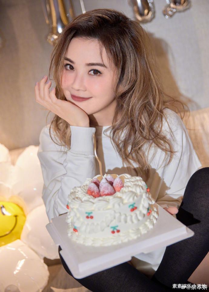 许凯|蔡卓妍40岁生日，开始人生第二个20岁，状态甜美如少女