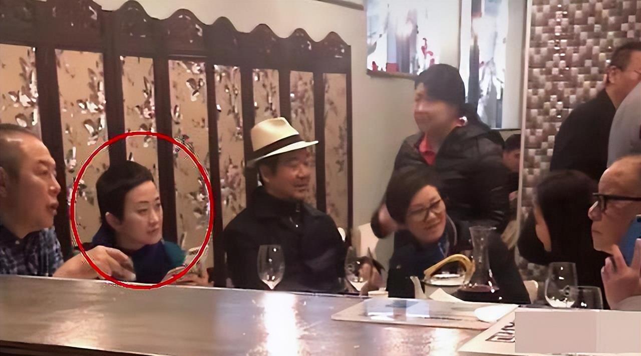 张铁林|张铁林携女友跟张铁林聚会,刘玉婉短发气质出众,邓婕老态真实