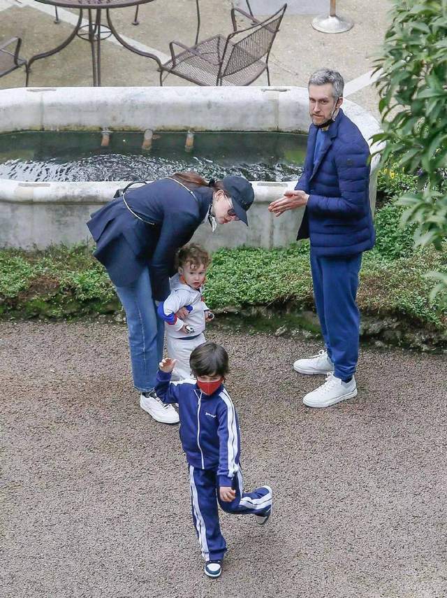 辣妈|安妮·海瑟薇一家海外度假！辣妈遛娃打扮超靓，小儿子呆萌惹人爱