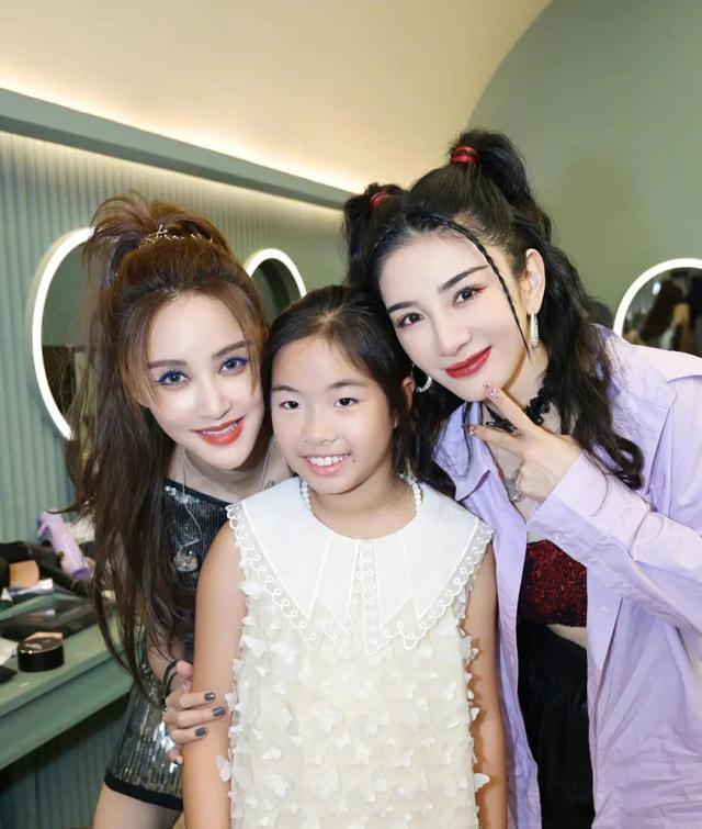 姜涛|黄奕9岁女儿近照曝光,容貌有变化,遗传爸爸塌鼻梁