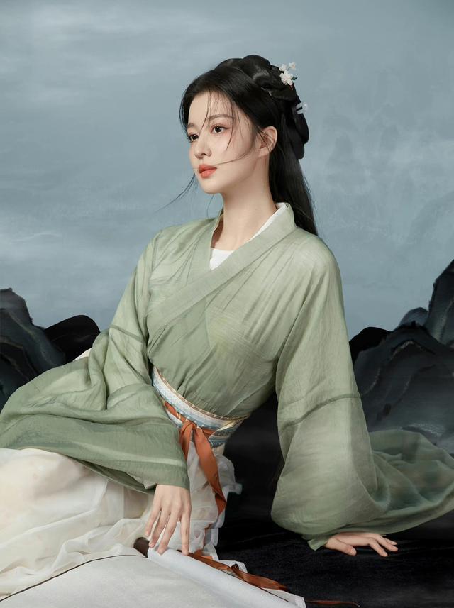 王楚然|王楚然国风大片好美！淡妆浓抹总相宜，网友：速速打包进组演古装