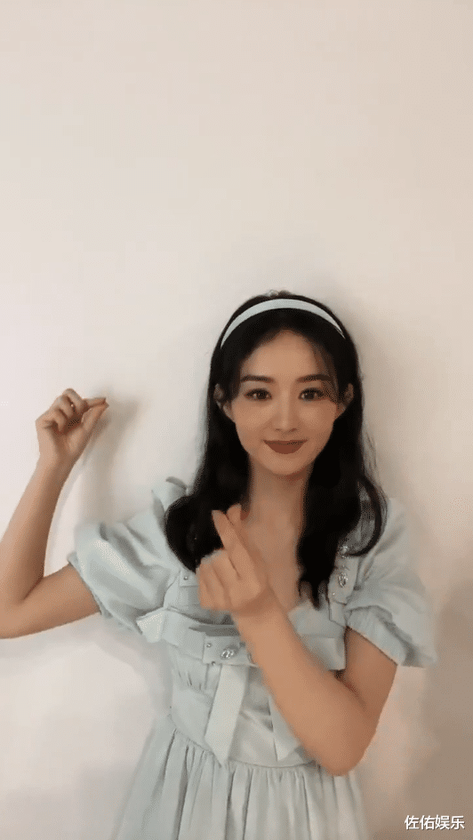 文静|赵丽颖晒照清纯甜美，对镜比心超可爱，和冯绍峰离婚后更有女人味