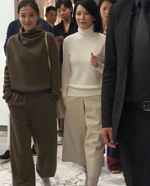 梅婷|46岁的梅婷和52岁的俞飞鸿同框，看到线下生图，网友：到底是不同