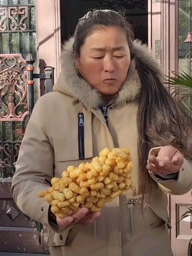 |大衣嫂直播间谈朱小伟离婚落泪，直言自己傻，不会说话招惹是非