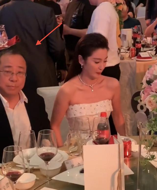 张天爱|李冰冰与众富豪聚餐，小露香肩身材火辣