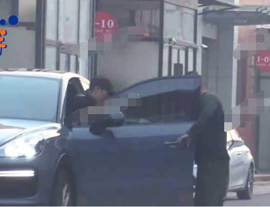 张艺谋|72岁张艺谋上班排场大，开百万豪车出行，员工站一排等门口迎接