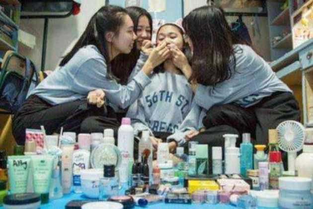 考试|大学生的“攀比心”有多强？女生晒出寝室一幕，网友直呼：太真实