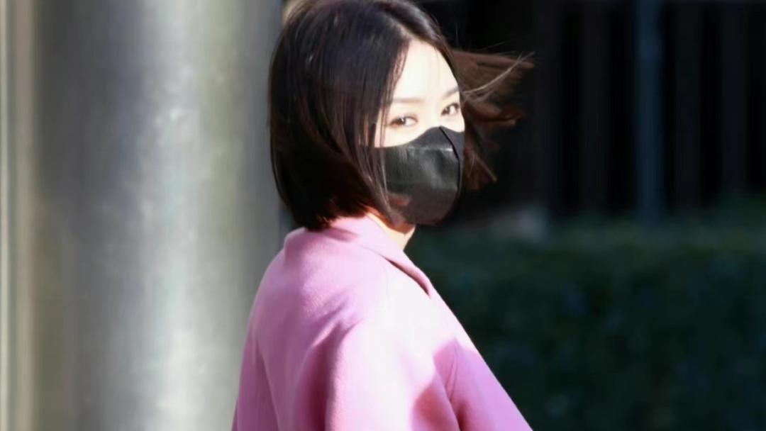 杨紫|春晚最后一场彩排来啦！杨紫丸子头包裹严实，赵丽颖紫色大衣抢眼