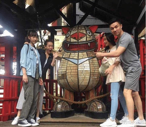 汪小菲|小S携夫出镜为女儿庆生！身体却紧挨女儿展示母女情，夫妻貌合神离