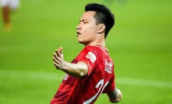 郜林|郜林深夜反击！名记怒斥球员训练场带烟，前国足锋霸拒绝背锅