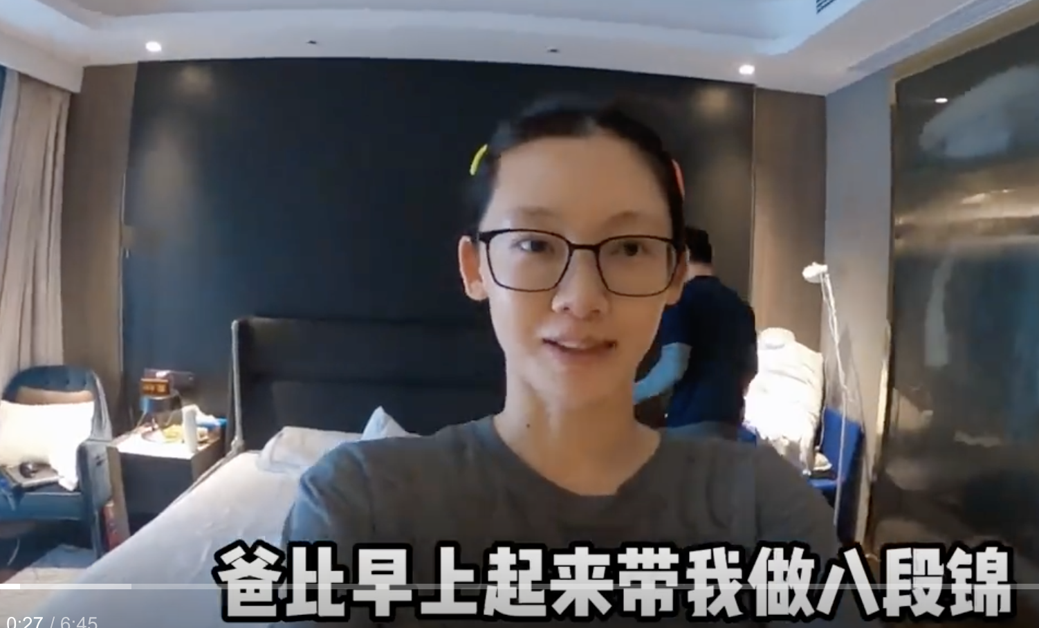 郑恺|郑恺官宣苗苗二胎产子!宝宝用手比六皮肤白,姐姐Anna暖心亲吻