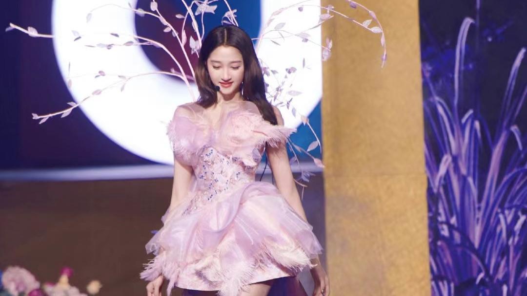 张嘉倪|关晓彤其实有出圈过的造型来着，某书好评最多的就是这一套