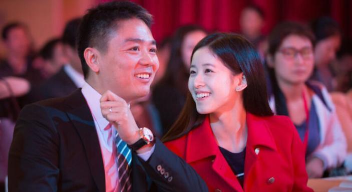 章泽天|反转!章泽天挺孕肚陪刘强东庭审,女方态度转变,双方握手言和