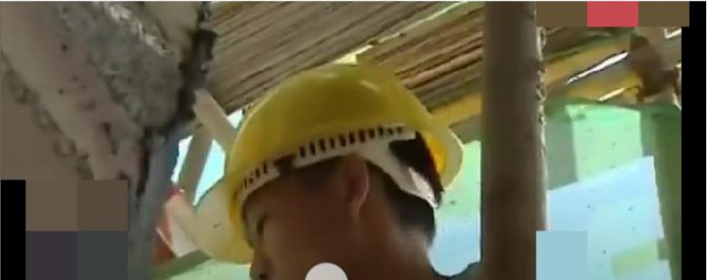 28岁包工头当街与妻子厮打,引来上百个路人围观,妻子:你也配?
