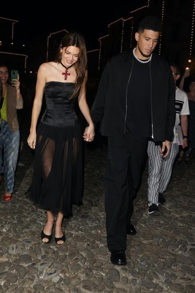 卡戴珊|卡戴珊大姐婚礼现场曝光，五姐妹齐聚巴黎斗艳，66岁妈妈送上捧花