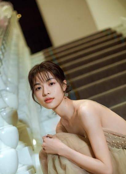 成龙|惊艳天选之女，娱乐圈内三位大佬轮流捧，想不火都难！