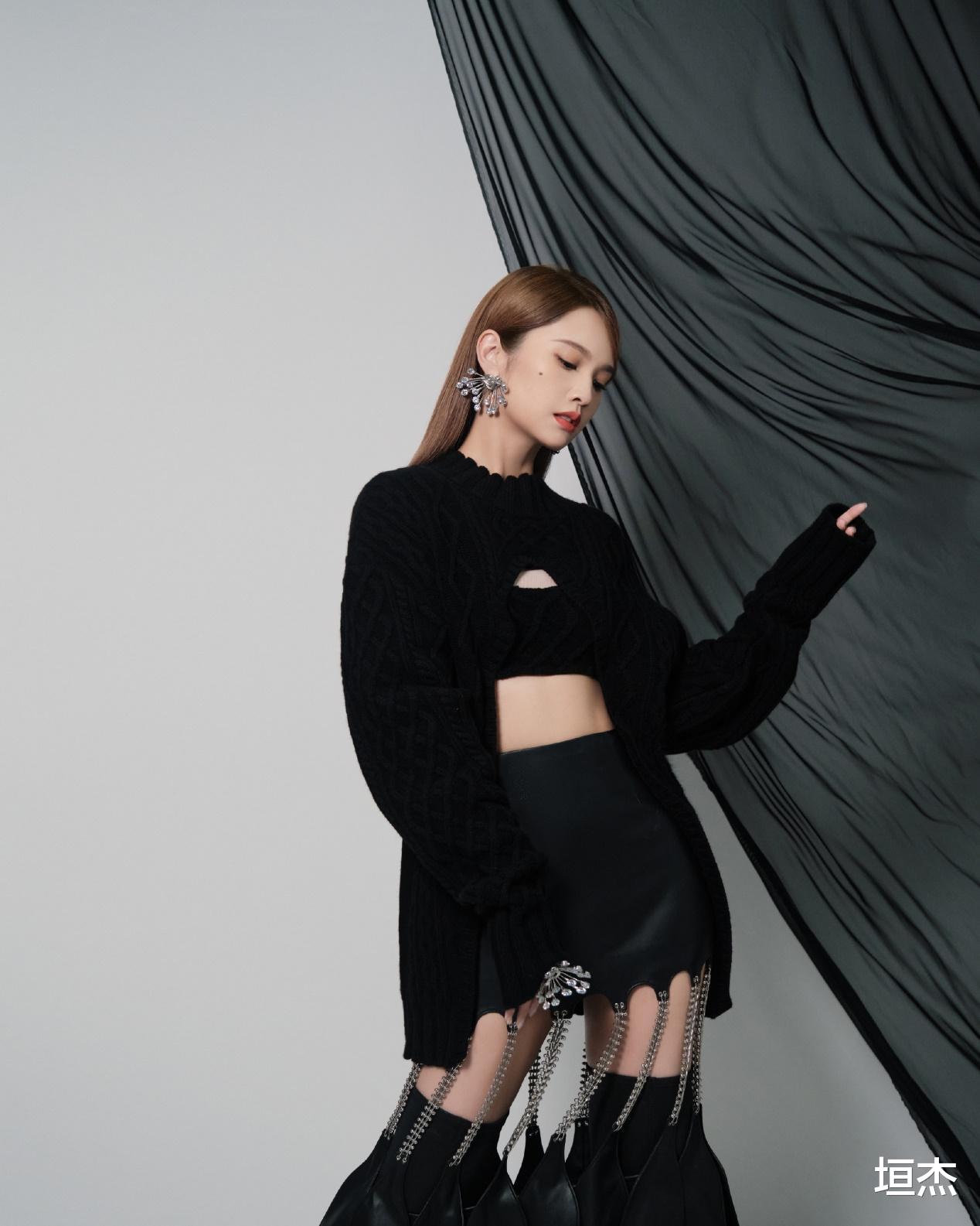 杨丞琳|杨丞琳真挺“敢”穿的，穿的裙子还要挖“空”，真时髦