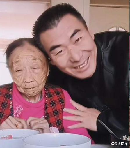 李玉成|逢场作戏?李玉成带85岁马玉琴外出游玩,镜头前牵手镜头后松开