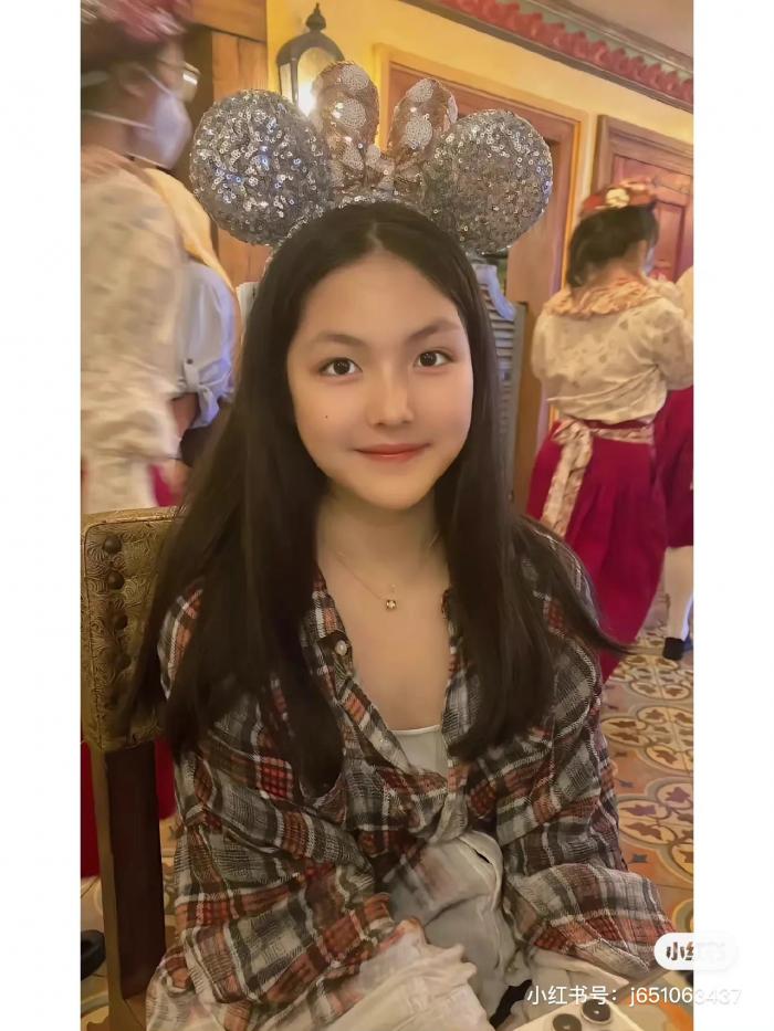 李湘|李湘晒王诗龄校园照，瘦出新高度，身材纤细气质温婉！网友：羡慕