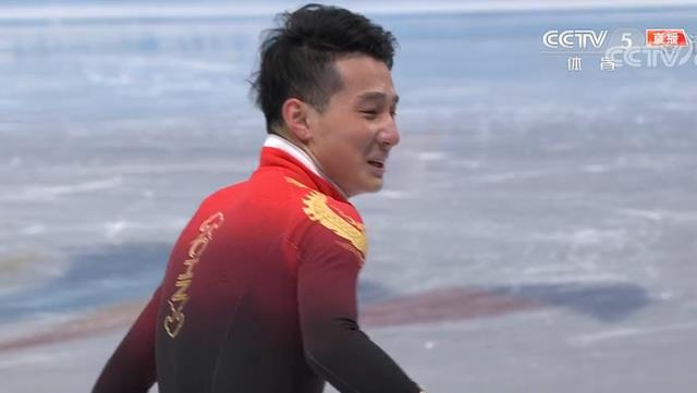 任子威|任子威喜极而泣！情绪瞬间失控，从银牌到金牌，披挂国旗太自豪