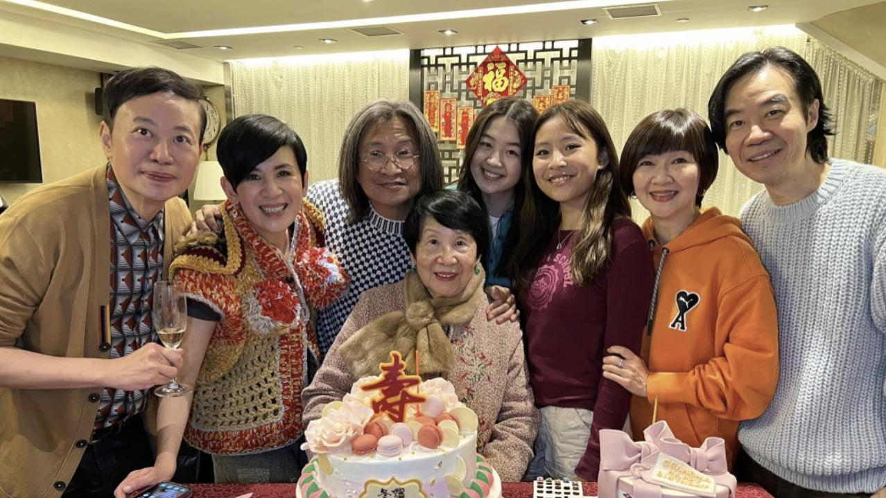 吴君如|吴君如为母亲摆寿宴，古天乐佘诗曼赞助抽奖金，70人出席场面热闹