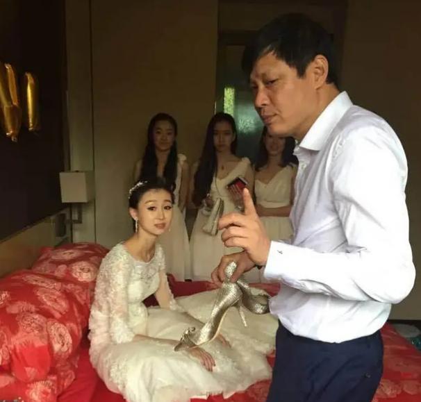 瓦塞尔|52岁范志毅住别墅身家过亿，二婚妻子35岁，女儿貌若天仙