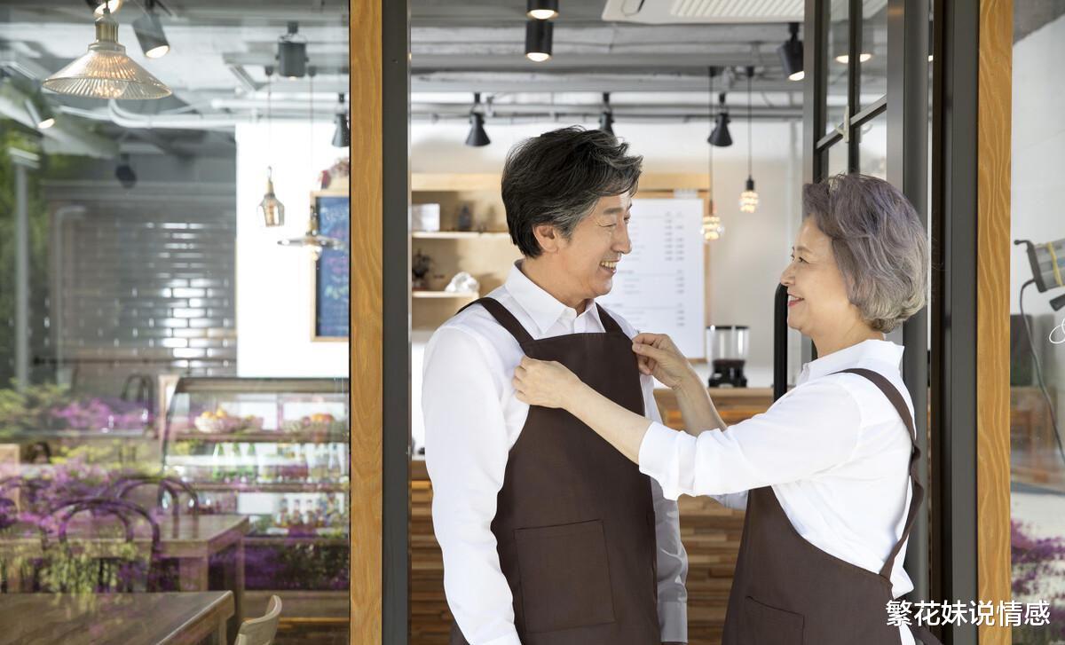 70岁大爷:我和再婚老伴退休金共13000,现在却连油都买不起