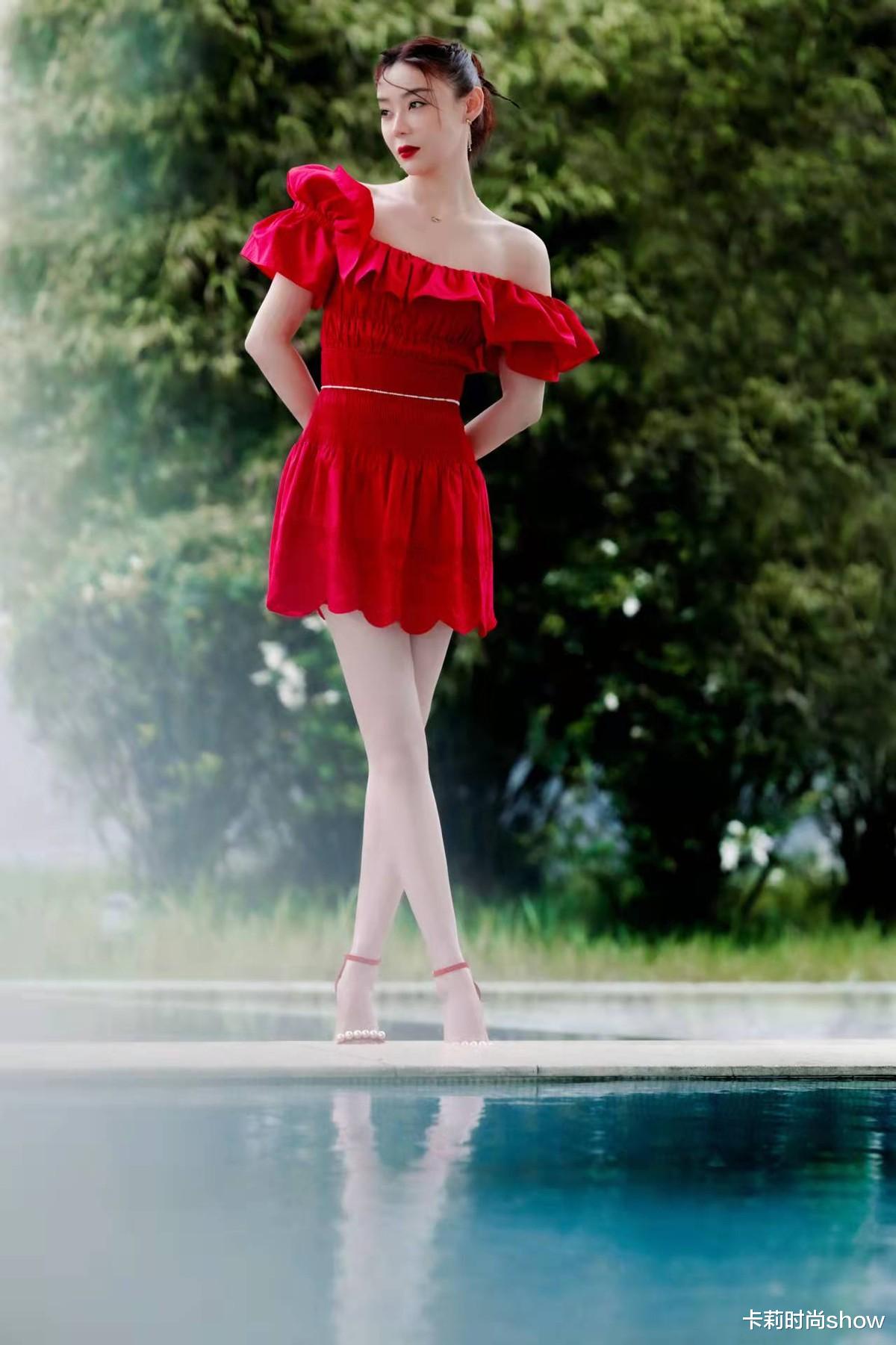 袁姗姗|袁姗姗的自律效果很明显，一袭修身礼服裙，不秀马甲线依然很显瘦