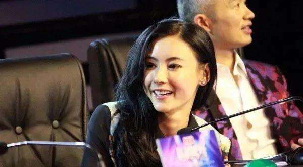 张柏芝|张柏芝遭家暴？脸部现超长伤口，她直呼很痛