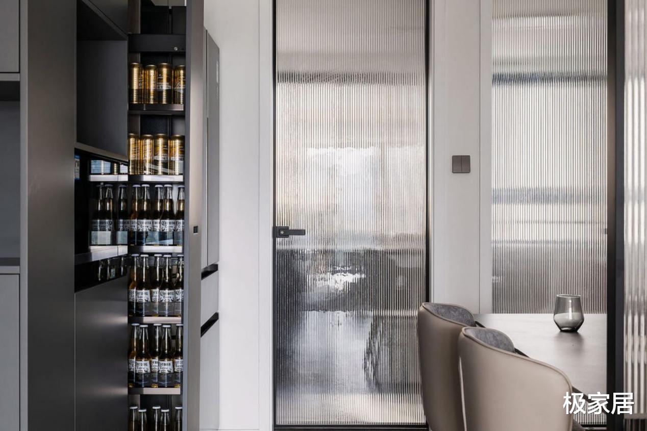 极简风也能被填满各种元素,打造手办的家,还有猫咪的爱巢