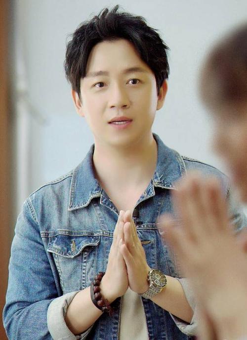 董洁|42岁董洁行为惹争议，对13岁儿子撒娇如少女，网友喊话应懂得避嫌