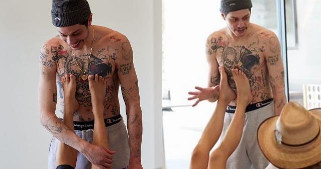 金·卡戴珊|41岁金卡戴珊秀恩爱，与男友嘟嘴自拍！罕见蹬腿撒娇，打情骂俏